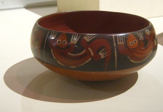 Teller mit der Zeichnung einer Echse