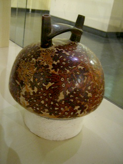 Keramikflasche der Nasca-Kultur mit
                            Ausserirdischen (G�ttern) mit Antennen auf
                            den K�pfen 01