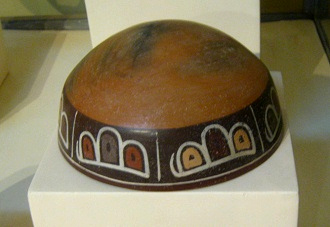 Ein Keramikteller mit einer Zeichnung, die
                      Fenstern �hnlich sieht