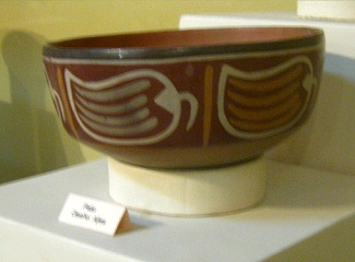 Ein Keramikteller einer Zeichnung von Gem�se
                      �hnlich Paprikaschoten