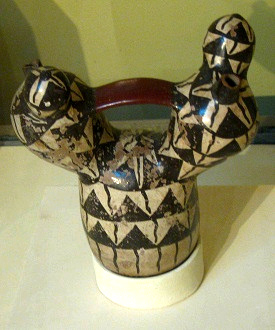 Keramikflasche mit grafischem Dreieck-Design