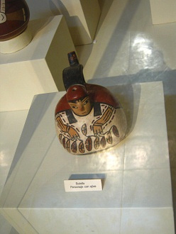 Flasche mit einer Person mit Knoblauch