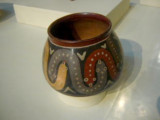 Tasse mit Schlangen-Design