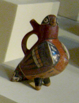 Keramikflasche der Nasca-Kultur in Form
                        eines Papagei, Seitenaufnahme