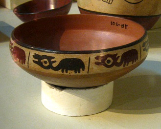 Ein Teller mit dem Design von Lamas oder
                      Vicunias