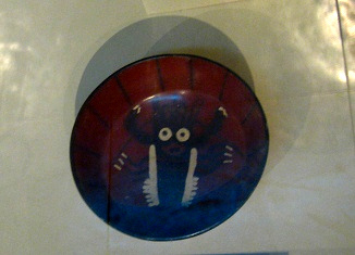 Teller mit der Zeichnung eines
                              Gottes, Nahaufnahme