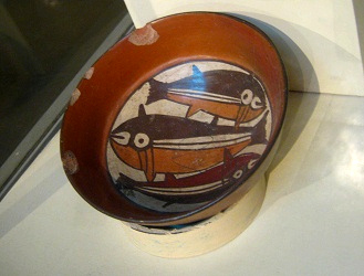 Teller mit drei Fischen drauf