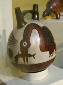 Keramikflasche mit einem Fischreiher
                              mit Fisch drauf 03