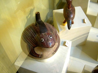 Keramikflasche der Nasca-Kultur in
                              Form einer Kr�te, Sicht von oben