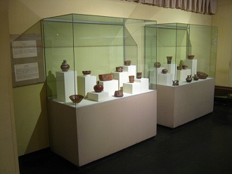 Vitrine mit Keramik der Wari-Kultur
                      (Huari-Kultur)