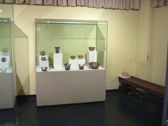 Eine weitere Vitrine mit Keramik der
                      Wari-Kultur