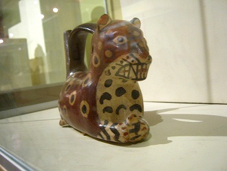 Keramikflasche in Form einer
                              Raubkatze