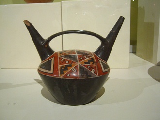 Keramikflasche der Wari-Kultur mit
                              Treppen-Design 02