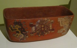 Molde con figuras de
                dioses, primer plano