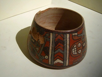 Tasa de cer�mica de la cultura Wari con
                            caras