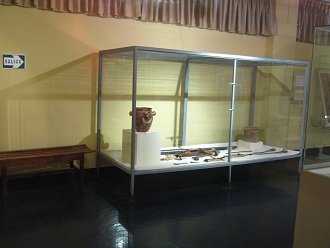 Vitrina de la cultura Wari con un jarro
                            grande y con armas