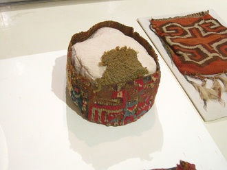 Kappe der
                              Wari-Kultur (von der Bedeckung selbst ist
                              nur noch ein Rest vorhanden)