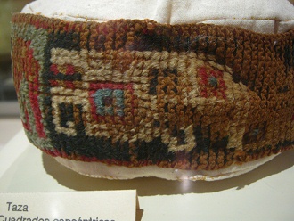 Band einer M�tze der Wari-Kultur 01, Detail
                      01