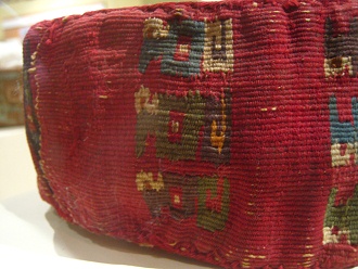 Band einer M�tze der Wari-Kultur 02, Detail
                      02