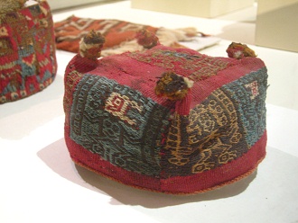 Cap of Wari culture 04, lateral view