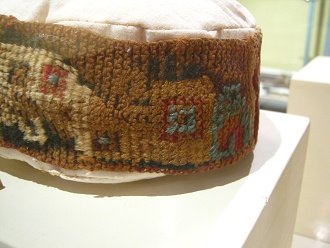 Band of a cap of Wari culture 01, detail
                          02