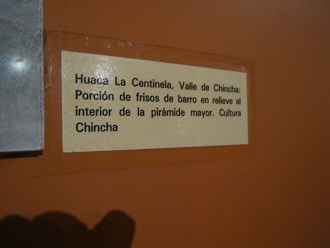 Text: Das Heiligtum "Der
                        Wachposten" ("Huaca La
                        Centinela"): Auf dem Foto ist ein Teil der
                        Friesen aus dem Innern der Pyramide zu sehen,
                        die in Lehm gehalten sind. Chincha-Kultur