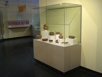 Vitrine mit Keramik der Chincha-Kultur