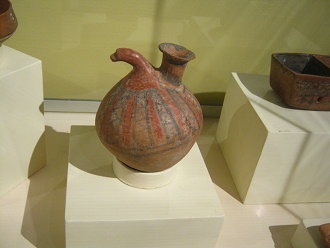 Keramikflasche der Chincha-Kultur mit
                              grafischen Mustern