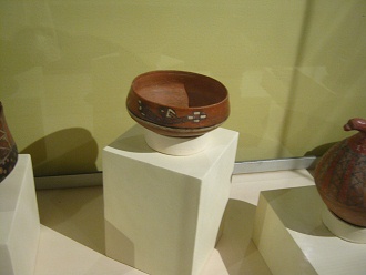 Keramikteller der Chincha-Kultur mit
                              einem Vogel drauf