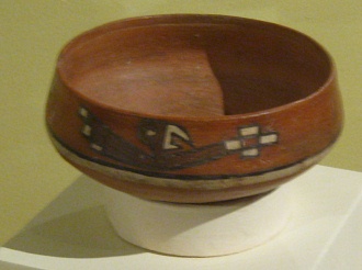 Keramikteller der Chincha-Kultur mit
                              einem Vogel drauf, Nahaufnahme