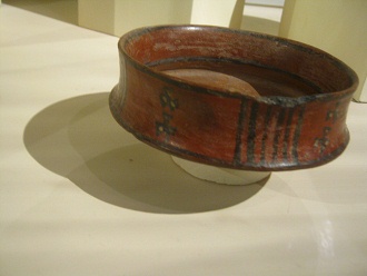 Keramikteller der Chincha-Kultur mit
                              drei Ausserirdischen mit Antennen drauf
                              und grafischen Mustern am Rand