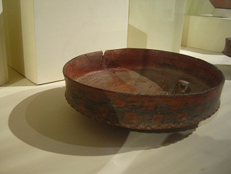 Keramikteller der Chincha-Kultur mit
                              einer plastischen Echse in der Mitte 02