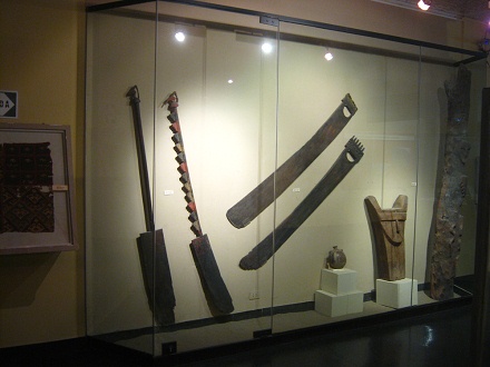 Vitrine mit Rudern der Chincha-Kultur
