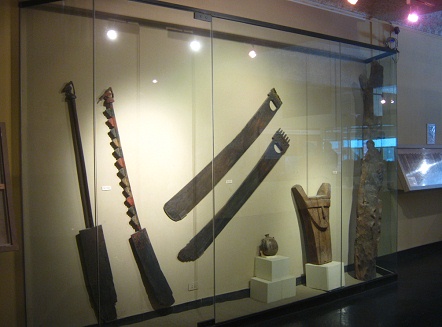 Vitrine mit Rudern der Chincha-Kultur 02