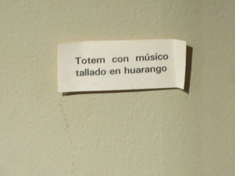 Text:
                      Totem mit einer Musikerfigur, geschnitzt aus
                      Huarango-Holz (Chinarindenbaum)