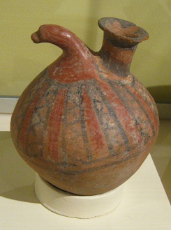 Botella de cer�mica de la
                                    cultura Chincha con dise�os
                                    gr�ficos, primer plano