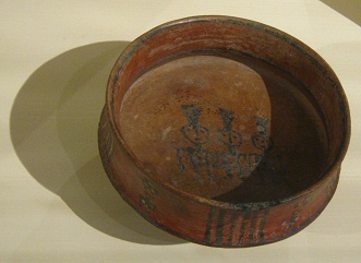 Plato de cer�mica de la cultura
                                    Chincha con tres extraterrestres con
                                    antenas y con dise�os gr�ficos al
                                    borde 01