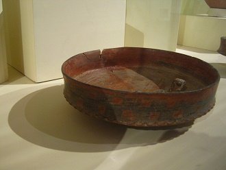 Plato de cer�mica de la cultura
                                    Chincha con un lagarto modelado en
                                    el centro 02