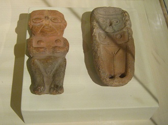 Moldes de la cultura Chincha en forma
                            de una mujer