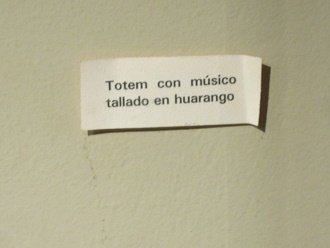 Texto: T�tem con m�sico tallado
                            en huarango