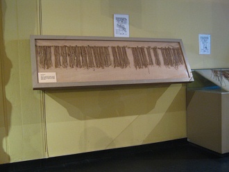 Vitrine mit Rechenschn�ren
                              ("quipus") 01