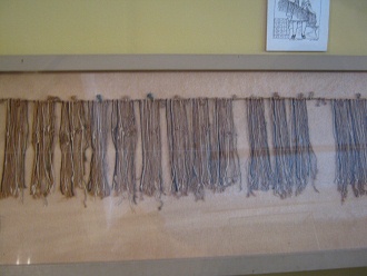 Vitrine mit Rechenschn�ren
                              ("quipus"), erste Nahaufnahme