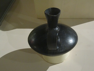 Schwarze Keramikkanne der Inka-Kultur 01