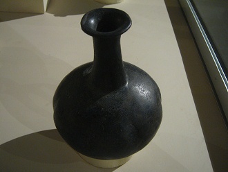 Schwarze Keramikkanne der Inka-Kultur 02