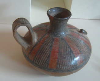 Keramikkanne mit geometrischen Mustern