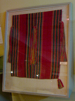 Vielfarbiges Wollhemd (Ketschua: uncu) der
                      Inka-Kultur