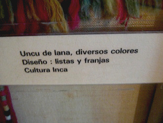 Text: Vielfarbiges Wollhemd (uncu); Design:
                        Streifen und Fransen; Inka-Kultur