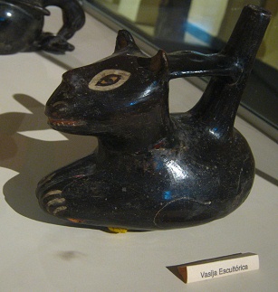 Keramikkanne in Form eines
                              Katzentiers, Nahaufnahme