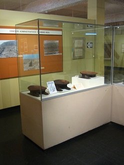 Showcase with wooden thrones of Inca
                            culture