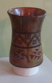 Grosser Keramikbecher mit
                              geometrischen Mustern, Nahaufnahme